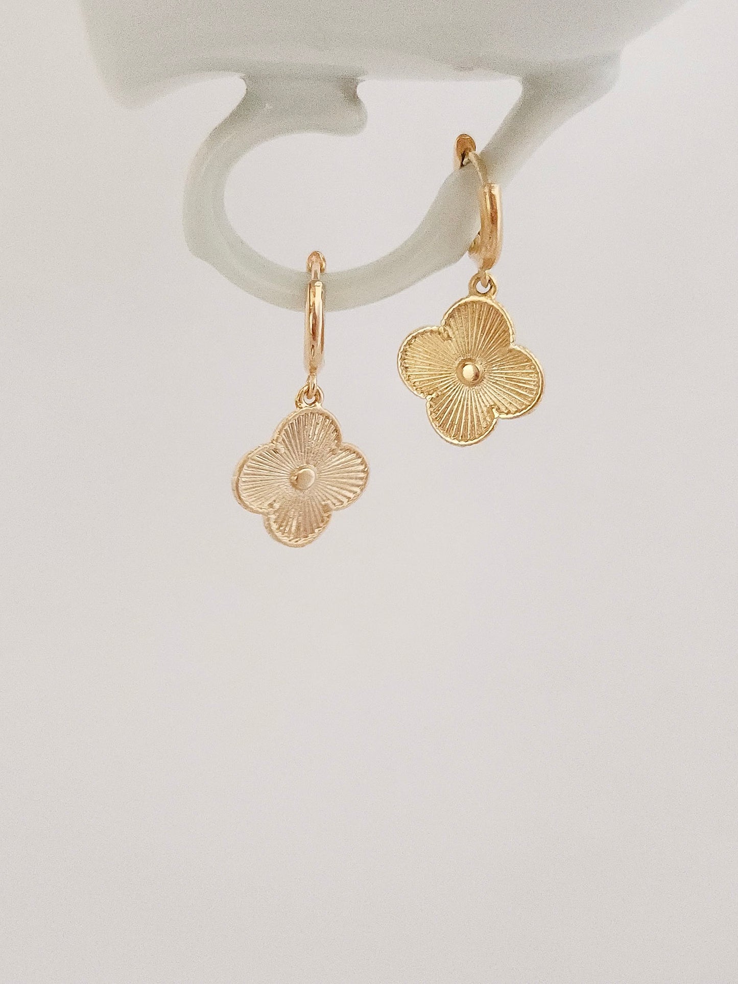 BRINCO TRAQUETA TREVO OURO