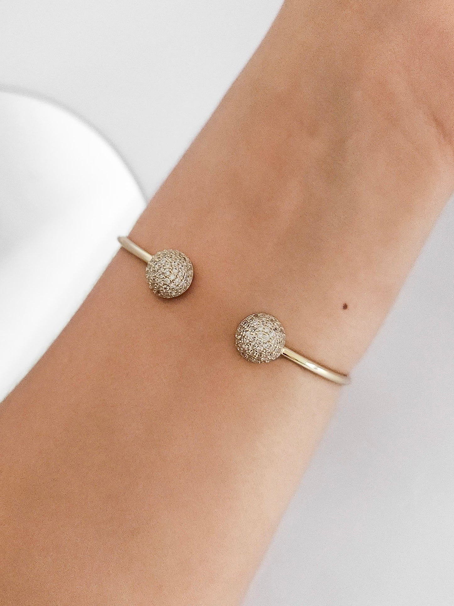 BRACELETE MEIA ESFERA CRAVEJADO