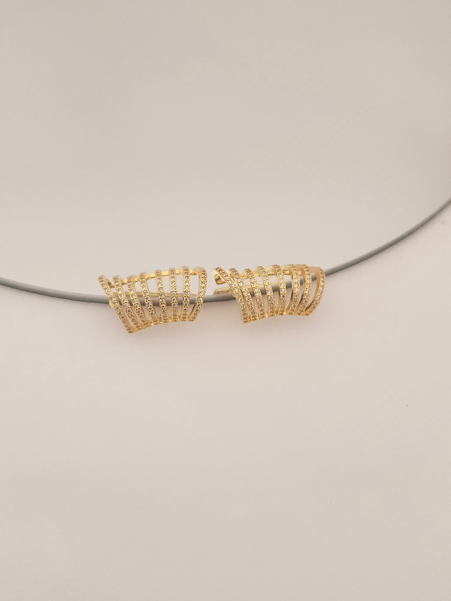 EARHOOK CASULO COM MICROZIRCONIAS