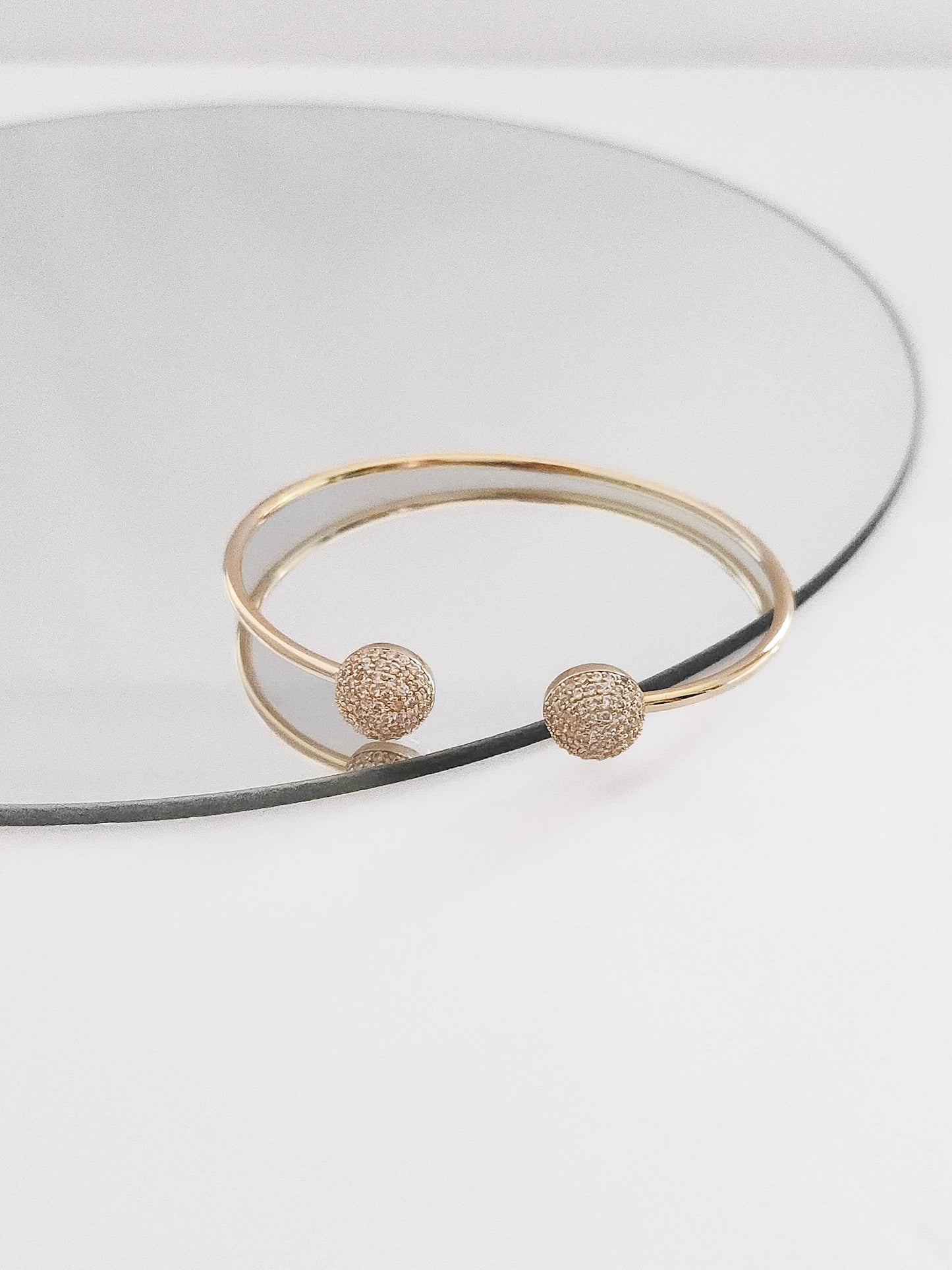 BRACELETE MEIA ESFERA CRAVEJADO